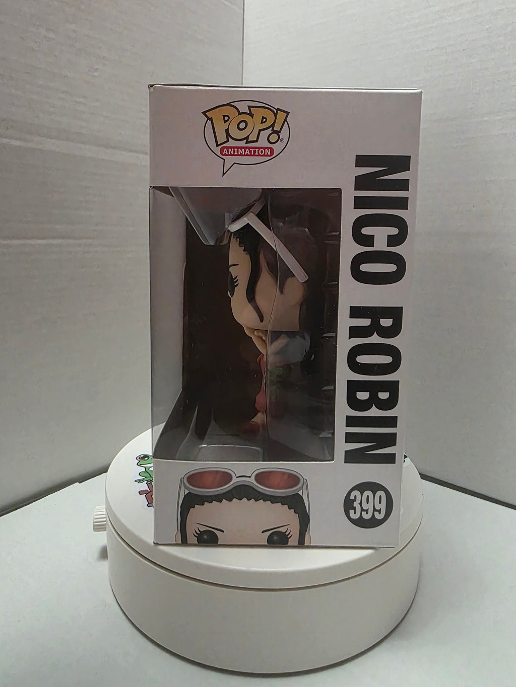 Funko Pop One Piece Nico Robin 399 side panel with name