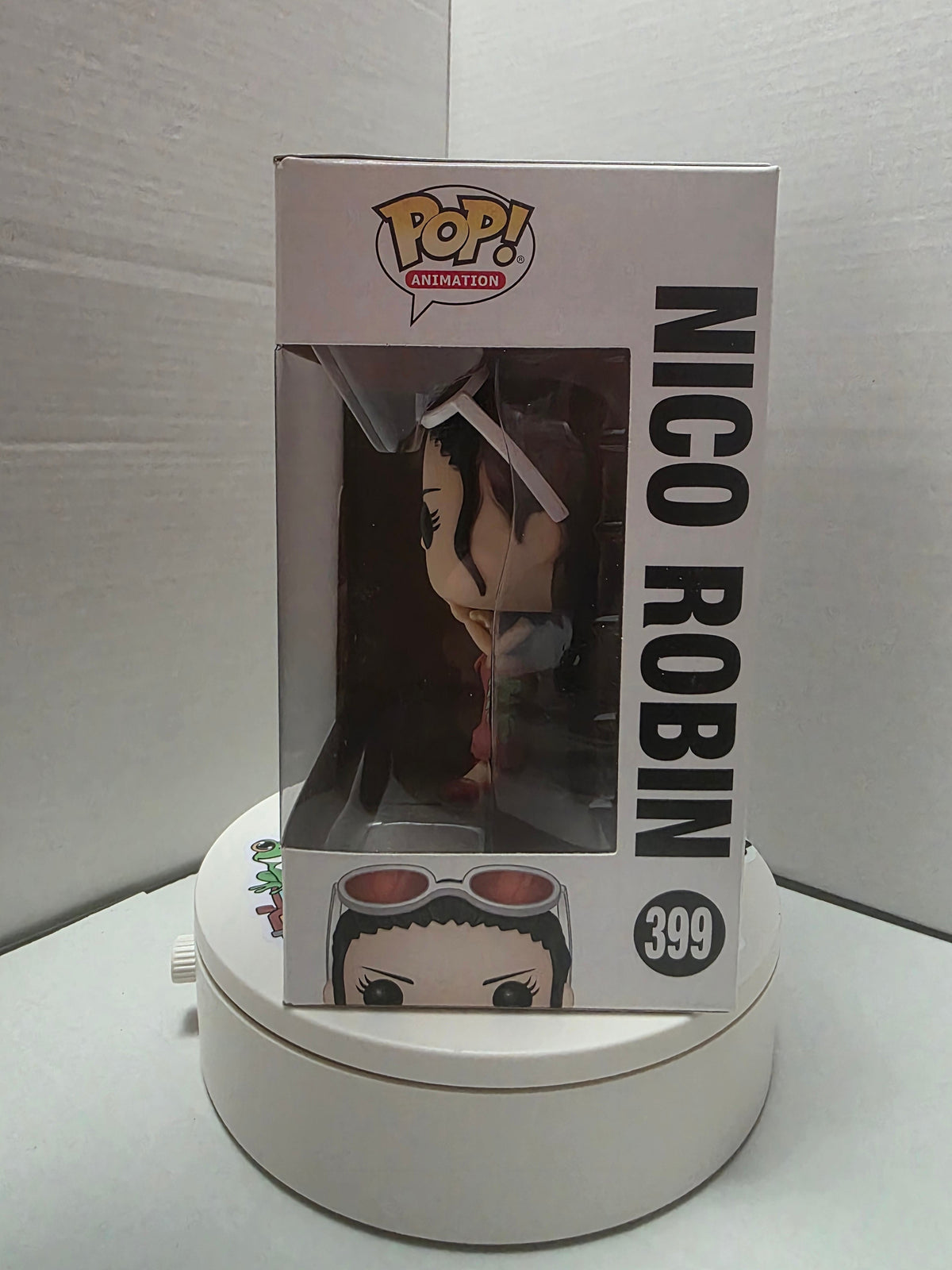 Funko Pop One Piece Nico Robin 399 side panel with name